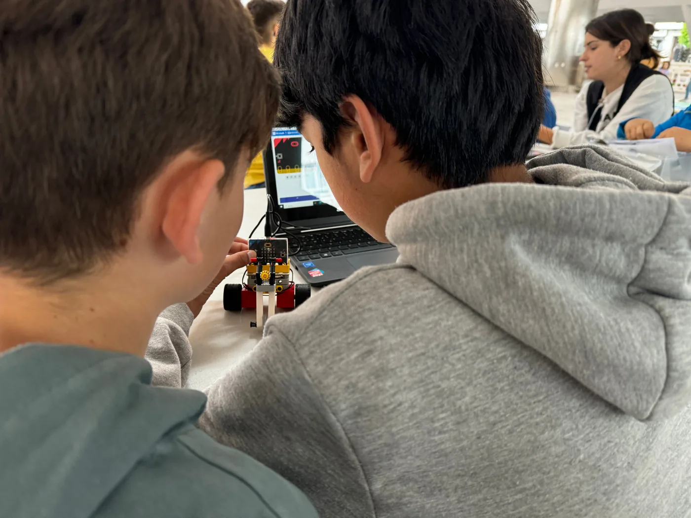 Dos alumnos programando con una tablet durante un taller de Aulas del Futuro