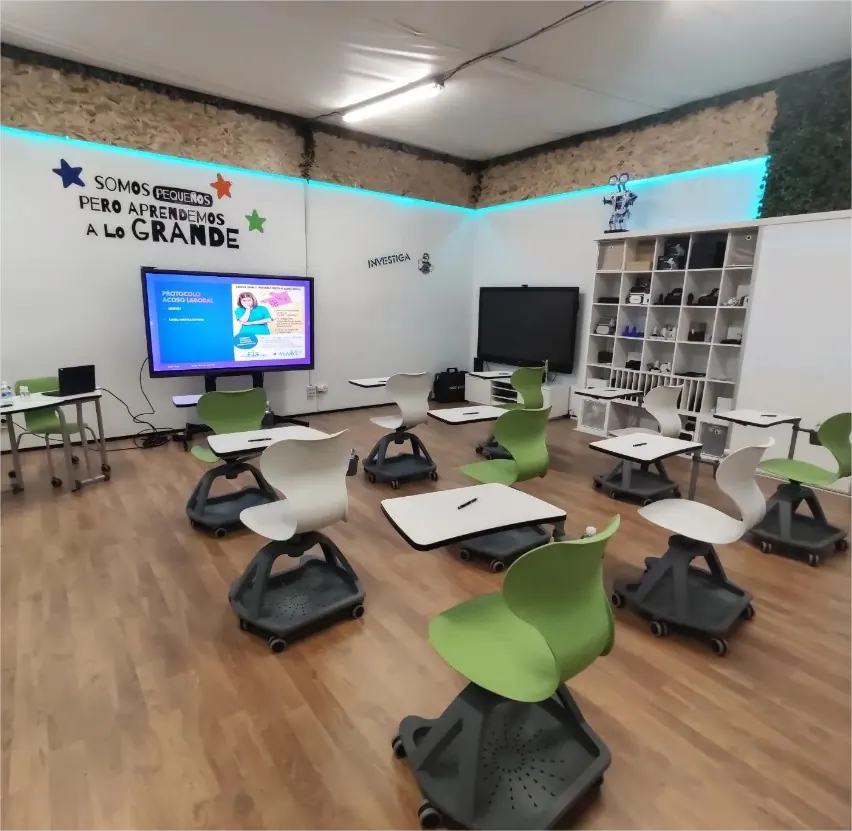 Aula del Futuro montada en un centro educativo, con mobiliario móvil y pantalla interactiva