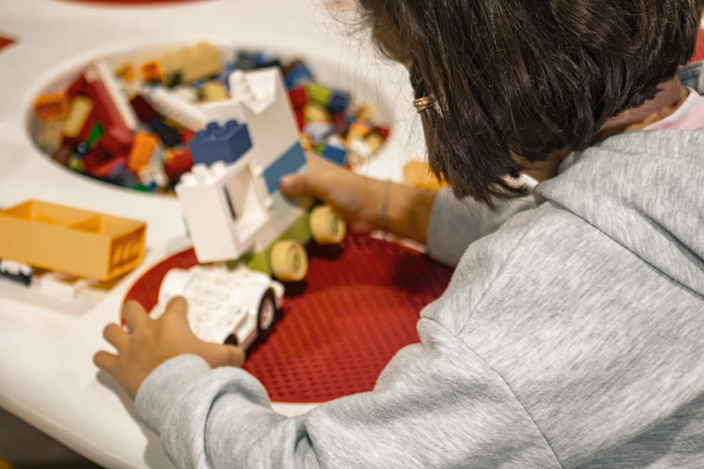 Niño construyendo con piezas de LEGO en una actividad de Aulas del Futuro