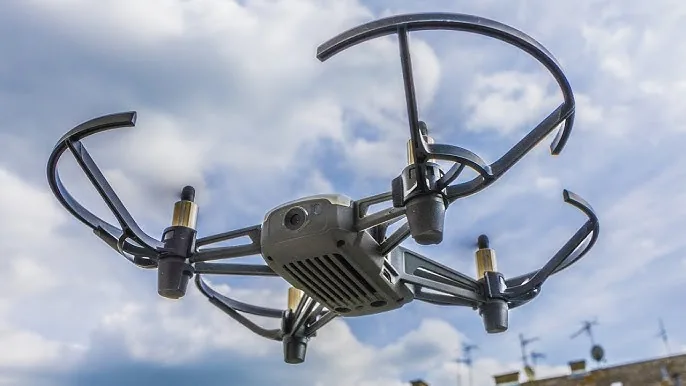 Dron Tello en vuelo durante un taller de dronótica