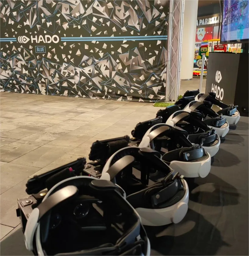 Equipamiento de gafas de realidad virtual alineado en el las instalaciones de Aulas del Futuro en Oviedo