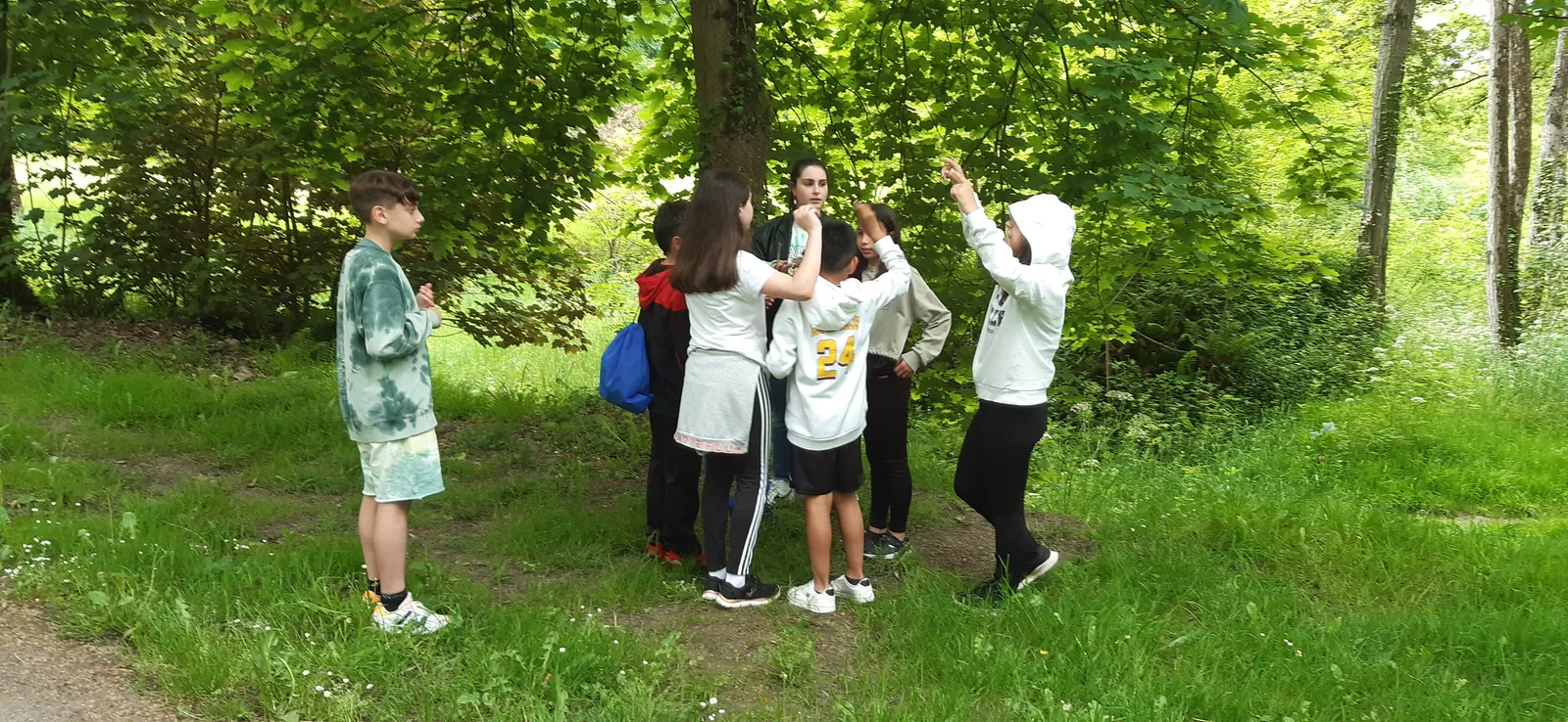 Grupo de participantes en un entorno natural durante una gymkhana geolocalizada