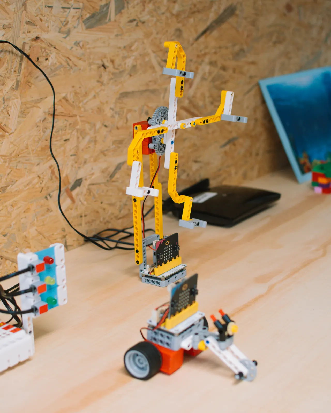 Robot construido con piezas de LEGO sobre una mesa de taller